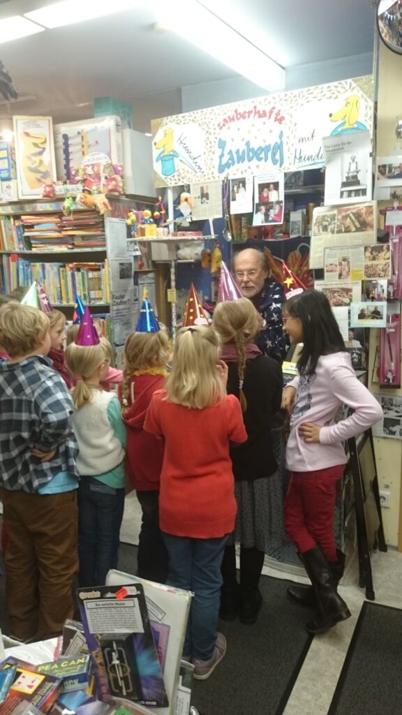 Blick in das Ladengeschäft von Gabys Zauberland: Kinderzaubershow zwischen Regalen voller Zauberartikel
