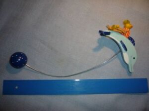 Pendelfigur „Delfin mit reitender Maus“